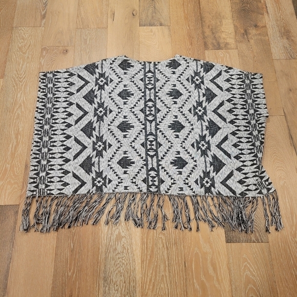 H&M Divided Grey Aztec Boho Komono style fringed poncho size Medium - Picture 3 of 6